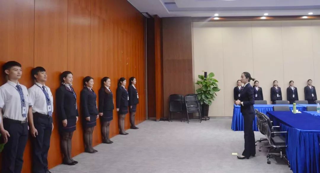 广电城市服务 以礼润心，点亮规划展览“新颜值”_员工服务礼仪培训纪实