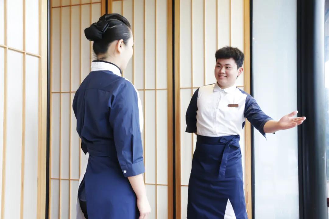 秦大妈美食服务礼仪培训 对标国际标准，提升张家界餐饮品质